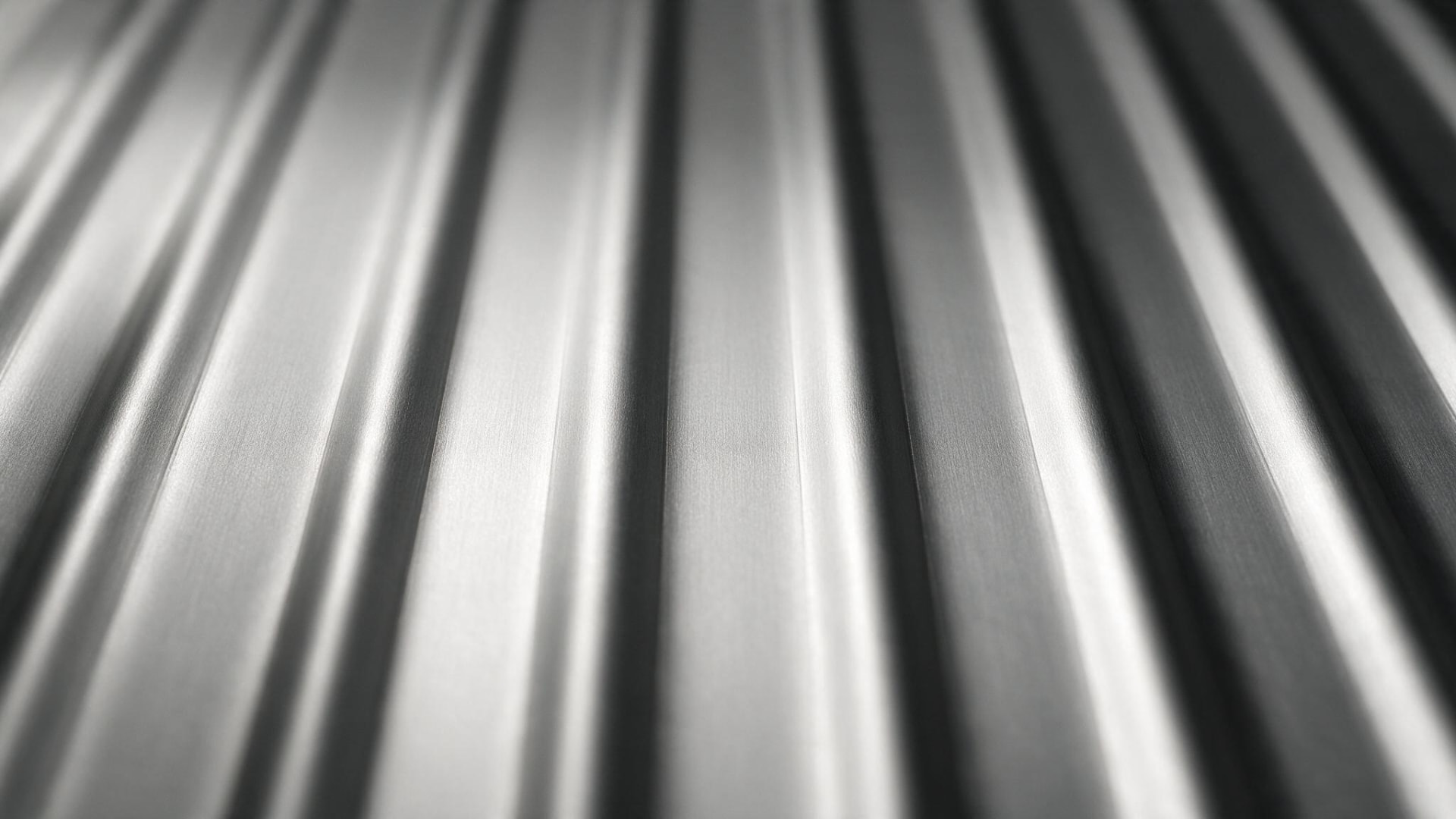 Macro d'une coque de valise en aluminium anodisé — nervures et finition brossée
